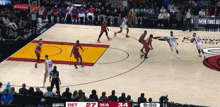 卡位时纠缠在一起！邓肯-罗宾逊和霍兰起冲突 两人各吃一个T