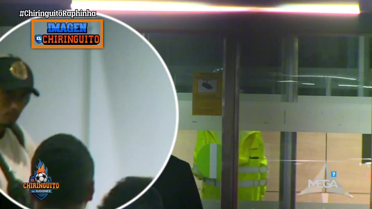 表情严肃?拉菲尼亚国家队惨败后回到巴塞罗那