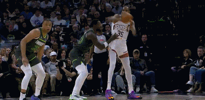 看着都疼！格雷森-阿伦被迪文岑佐戳到眼睛 但继续坚持作战